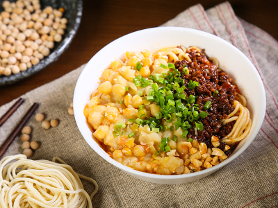 我在成都等你的一个招牌--重庆小面肉末、花生碎、豌豆满满都是料！趁热搅拌，要不面容易粘成一坨蘸足了汁后一口吸到嘴里，特劲道！