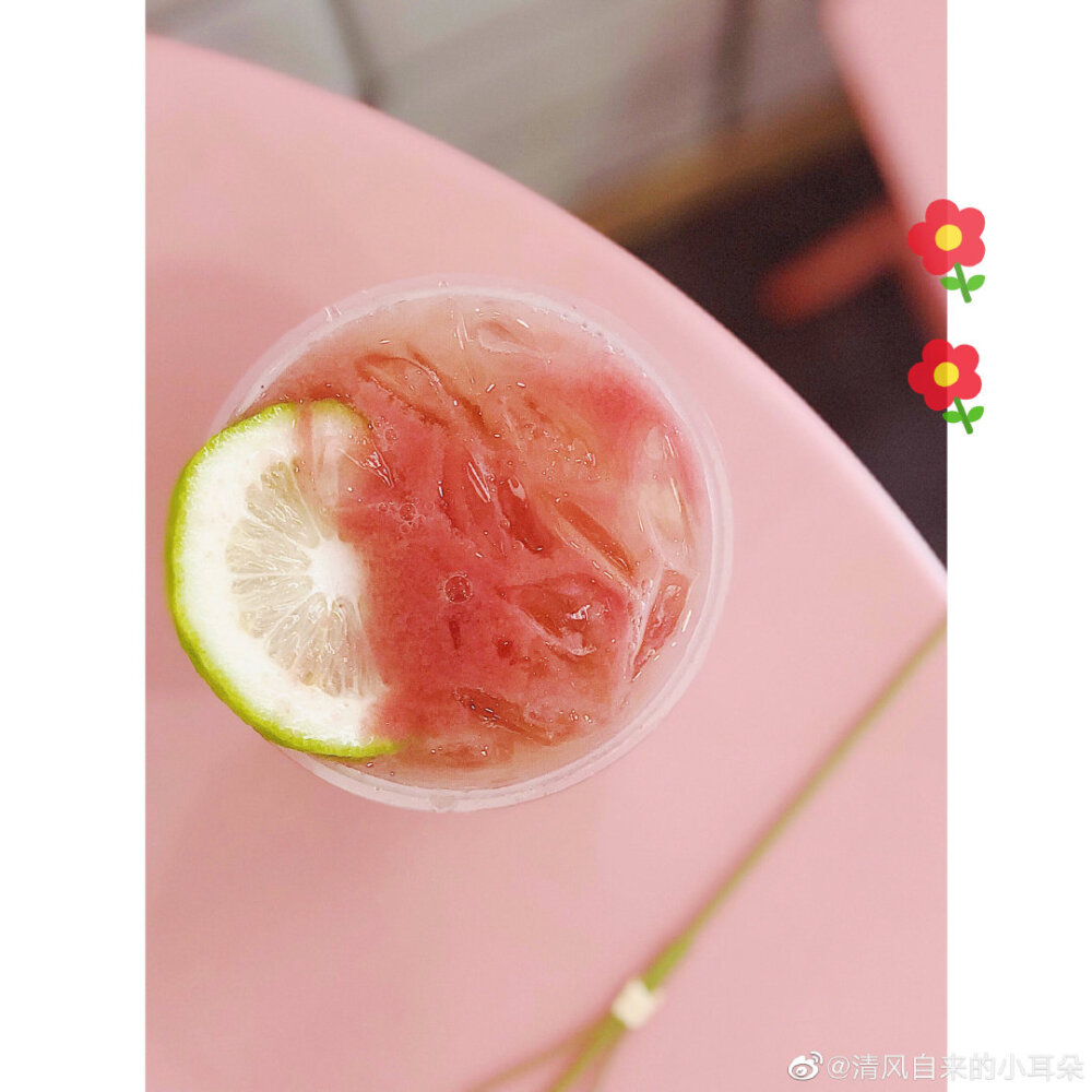 #南宁美食#【悦荟 饮品 】
@清风自来的小耳朵 投稿：今天和同事下班去朝阳吃饭，路过一芳却意外发现居然在做买一送一的活动。点的三杯里面最喜欢的就是芭乐养乐多啦！
少女粉色的芭乐汁配上养乐多的酸甜，不论是颜值还是口感，满满的都是清爽感！桃肉份量多到惊人的桃桃水果茶，吸溜一口满嘴桃丁～半糖＋正常冰就是完美搭配！
甘蔗本身的清甜再加上茶底真的是无限爽口，喜欢甘蔗味道的小可爱绝对会对它爱不释手哒～
作为人气水果茶品牌的一芳，这次的养乐多新品必须实力打满分～
地址：南宁悦荟广场漓江小聚木楼入口处