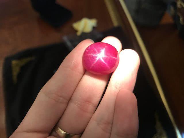 星光红宝石（Star Ruby）是一种珍贵的天然红宝石，它具有“星光效应”，例如在点光源的照射下，宝石上会出现6条清晰、明亮的白色“星光”，看起来非常漂亮。这样的特点也让星光红宝石深受收藏家的喜爱。