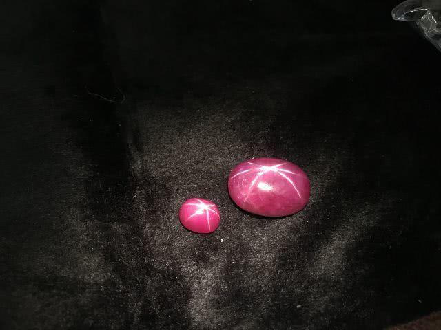 星光红宝石（Star Ruby）是一种珍贵的天然红宝石，它具有“星光效应”，例如在点光源的照射下，宝石上会出现6条清晰、明亮的白色“星光”，看起来非常漂亮。这样的特点也让星光红宝石深受收藏家的喜爱。