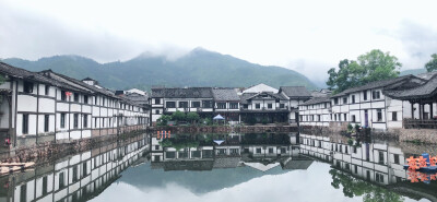 细雨微微，天地软软，入目皆是柔和的色彩，远山、迷雾，古村、小湖、石板路，背手而行的老人不知走向何处。