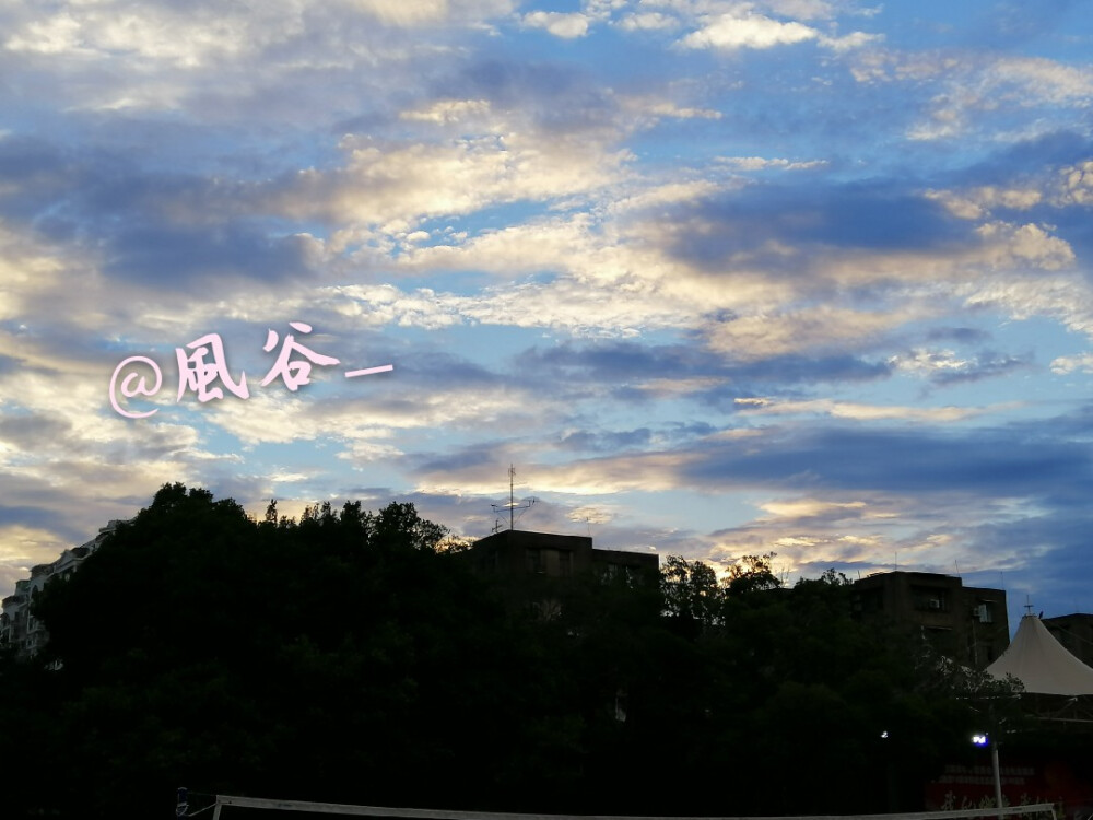 今天在学校拍的天空，不需要加任何滤镜就十分好看的样子ʚ♥ɞ（原相机）