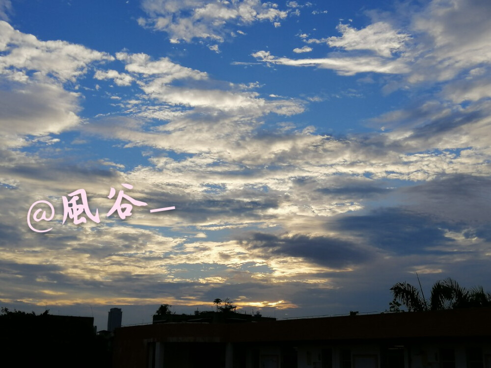 今天在学校拍的天空，不需要加任何滤镜就十分好看的样子ʚ♥ɞ（原相机）