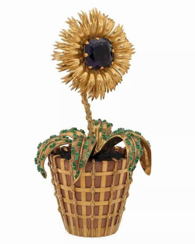 花盆造型摆件 让·史隆伯杰 1960年
根据史隆伯杰的建议，同时考虑到梅隆夫人的品味，保罗·梅隆于1956年购买了一颗极为罕见的94克拉克什米尔蓝宝石。来自印度北部和巴基斯坦矿藏的克什米尔蓝宝石，因其浓烈的天鹅绒蓝…