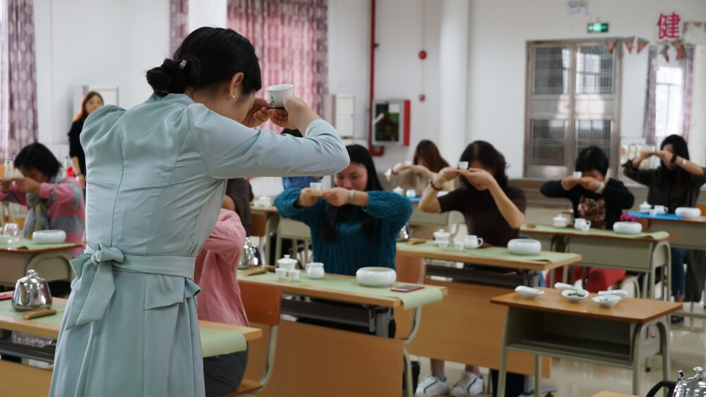 唐潮茶庄园是一家专注于制作古树好茶的文化品牌,致力于打造“健康茶饮,传统工艺”并将品质与服务作为公司的核心竟争力。经过近十年的发展,公司成为集茶树种植、树种改良、生产、加工、销售、研发为一体的综合型企业。