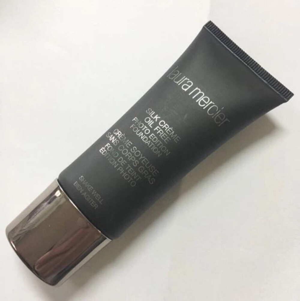 Laura Mercier 无油粉底液
价格：￥299
LM 家的底妆一直都是低调且好用路线的，那个控油妆前乳油皮肯定都知道到底多好用。同样控油效果超好的还有无油粉底液。它的官方名字叫做silk cream oil free 。
质地看起来好像浓稠乳霜，其实却是无油配方哦，推开就是薄薄的一层，毫无粉感的细腻均匀肤色效果。尤其是油痘肌常伴有毛孔问题，妆感和遮瑕都想兼顾的时候，这款最好不过了。
