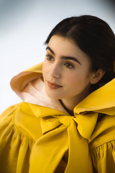 #莉莉柯林斯演的白雪公主##白雪公主真人电影#
Lily Collins 白雪公主之魔镜魔镜 ​​​