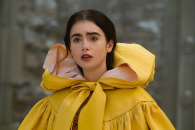 #莉莉柯林斯演的白雪公主##白雪公主真人电影#
Lily Collins 白雪公主之魔镜魔镜 ​​​