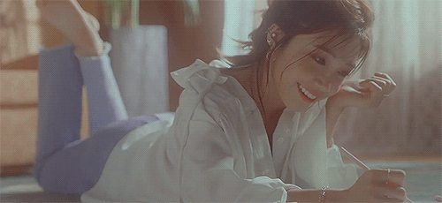 GIF#郑恩地（Jung Eun Ji），原名“郑慧林”，1993年8月18日出生于韩国釜山。韩国歌手、演员、主持人。女子演唱组合Apink成员。2011年，2月通过Apink组合成员选拔试镜。4月作为组合成员正式出道，担任组合主唱。