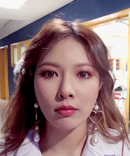 GIF#金泫雅/泫雅/小野马（김현아 ，Kim Hyun A），1992年6月6日出生于韩国首尔，韩国女歌手、主持人、舞者，前女子演唱组合4Minute成员。2007年以演唱组合Wonder Girls出道，其后因身体问题退出组合被迫休养。2009年重返演艺圈，以4Minute组合再次出道。