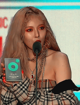 GIF#金泫雅/泫雅/小野马（김현아 ，Kim Hyun A），1992年6月6日出生于韩国首尔，韩国女歌手、主持人、舞者，前女子演唱组合4Minute成员。2007年以演唱组合Wonder Girls出道，其后因身体问题退出组合被迫休养。2009年重返演艺圈，以4Minute组合再次出道。