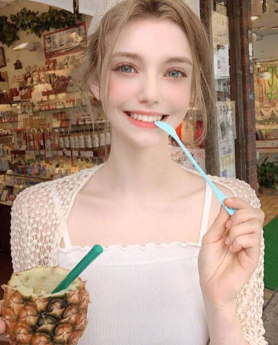 人间芭比
98年的乌克兰麻豆chuu chloe