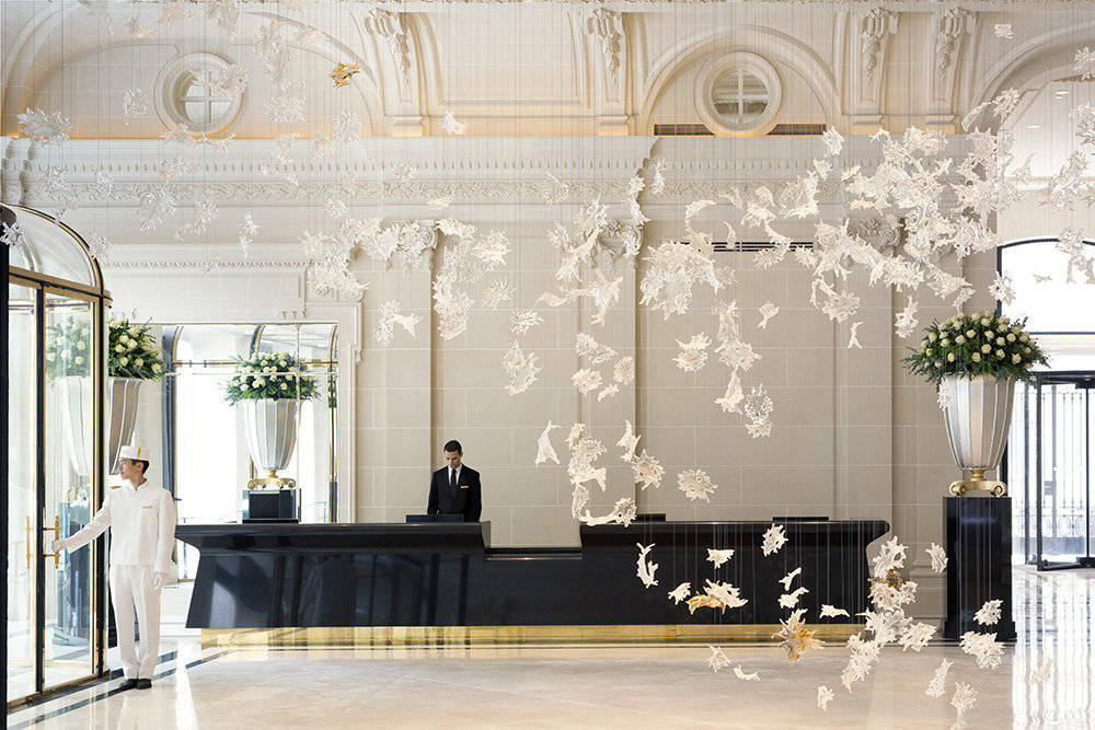 客厅：白色超长挂饰群