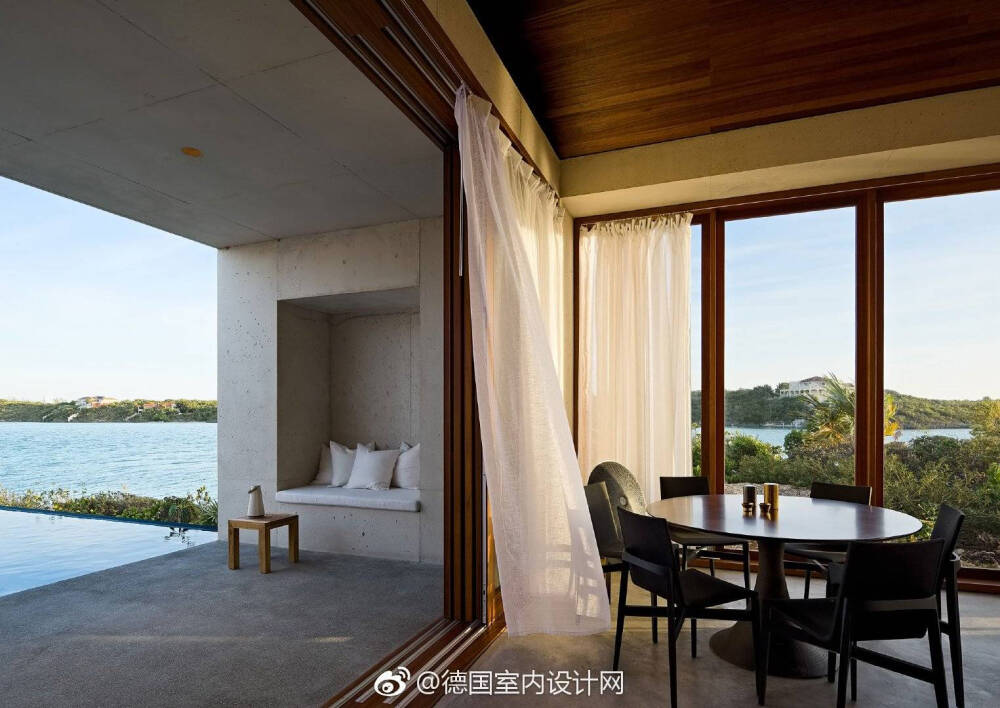 湖边别墅：
落地窗 白色纱窗帘