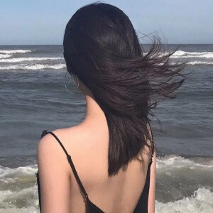 海边吊带女生背影头像