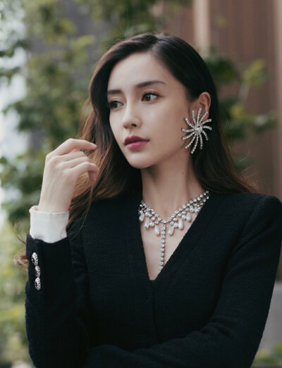 angelababy 我的真朋友
服装：Alessandra Rich 2019 秋冬时装系列
化妆：@春楠   
发型：@朱子曰_Zyu 
造型：@StationX_Official
摄影：@WarmStudio