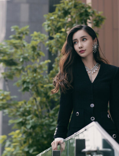 angelababy 我的真朋友
服装：Alessandra Rich 2019 秋冬时装系列
化妆：@春楠   
发型：@朱子曰_Zyu 
造型：@StationX_Official
摄影：@WarmStudio