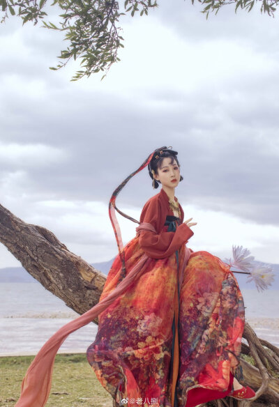 朱颜染尘
斗指东南，维为立夏。
万物至此皆长大，故名立夏也。
摄丨@易烙啊起床啦 ​​​
出镜Ⅰ@老八捌