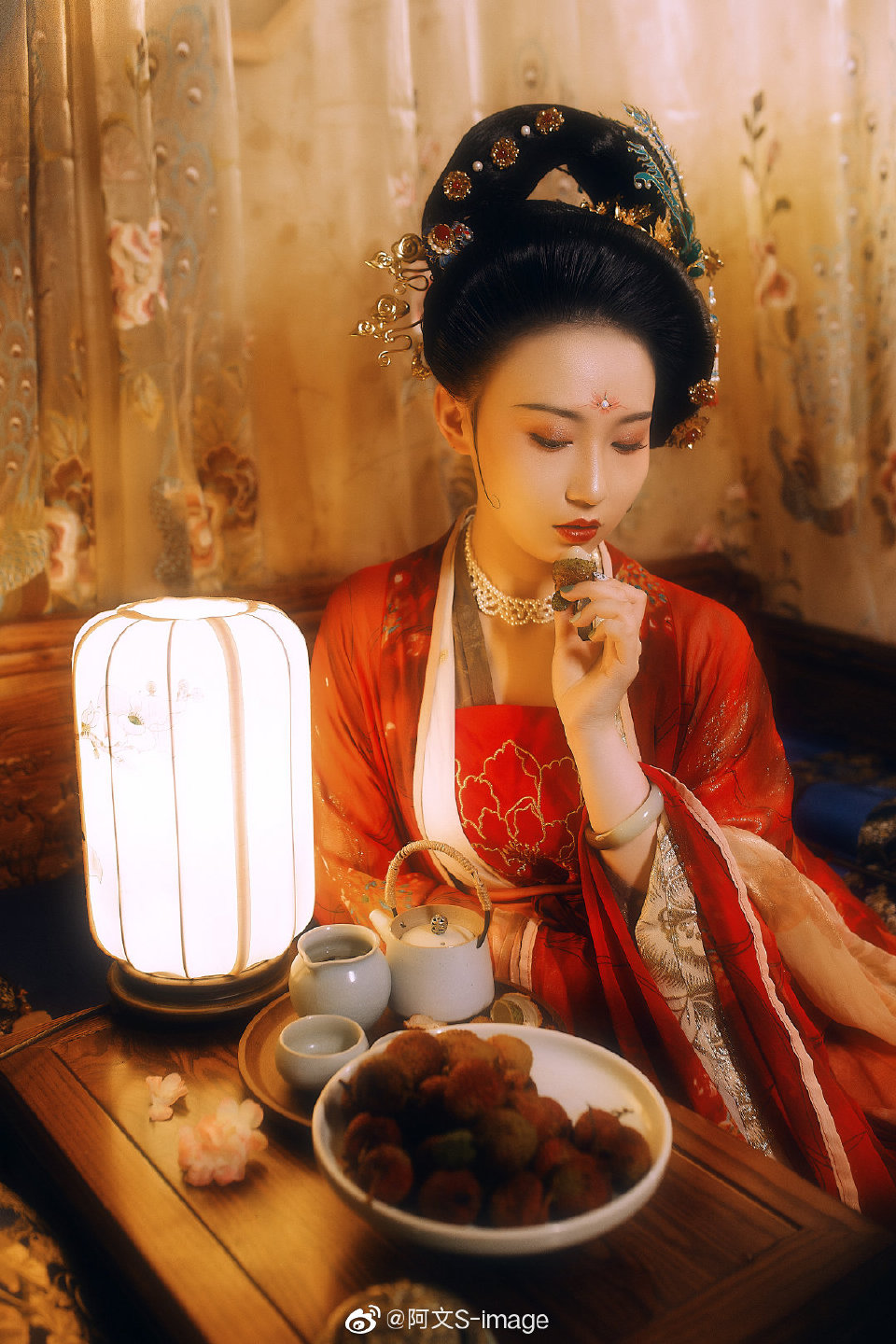 朱颜染尘
「花想容」
云想衣裳花想容
春风拂槛露华浓
摄制：http://t.cn/RWWUkG9
出镜：@酒酒桃子-
妆造：@唐歌tange
