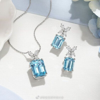 来自 Harry Winston 的蓝色，如海水一样的海蓝宝 Aquamarine ​​
微博：珠宝玉石科普大全