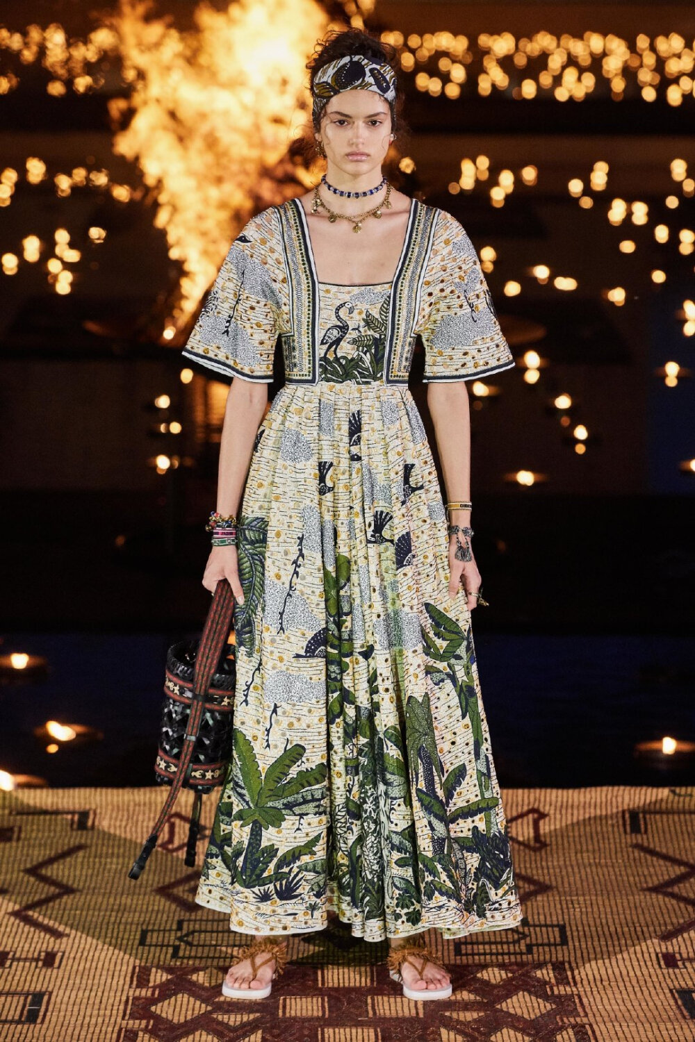 Christian Dior Resort 2020 | 早春度假系列大秀
设计总监Maria Grazia Chiuri带来品牌来到摩洛哥马拉喀什，演绎2020年的早春系列。