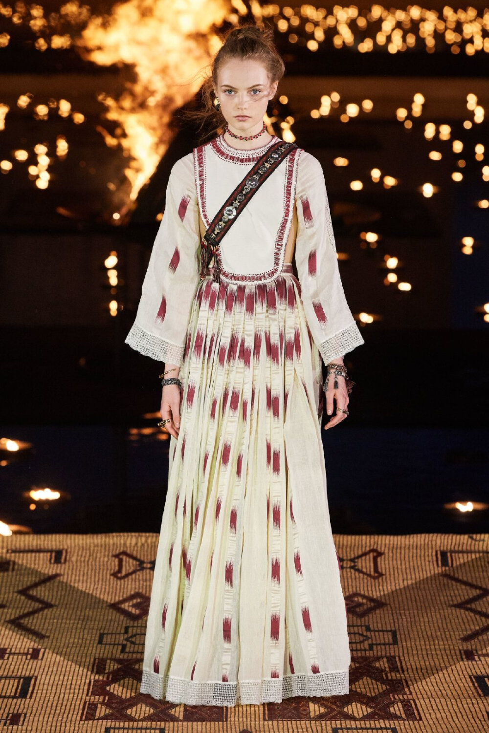 Christian Dior Resort 2020 | 早春度假系列大秀
设计总监Maria Grazia Chiuri带来品牌来到摩洛哥马拉喀什，演绎2020年的早春系列。