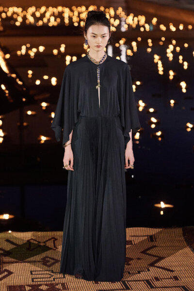 Christian Dior Resort 2020 | 早春度假系列大秀
设计总监Maria Grazia Chiuri带来品牌来到摩洛哥马拉喀什，演绎2020年的早春系列。