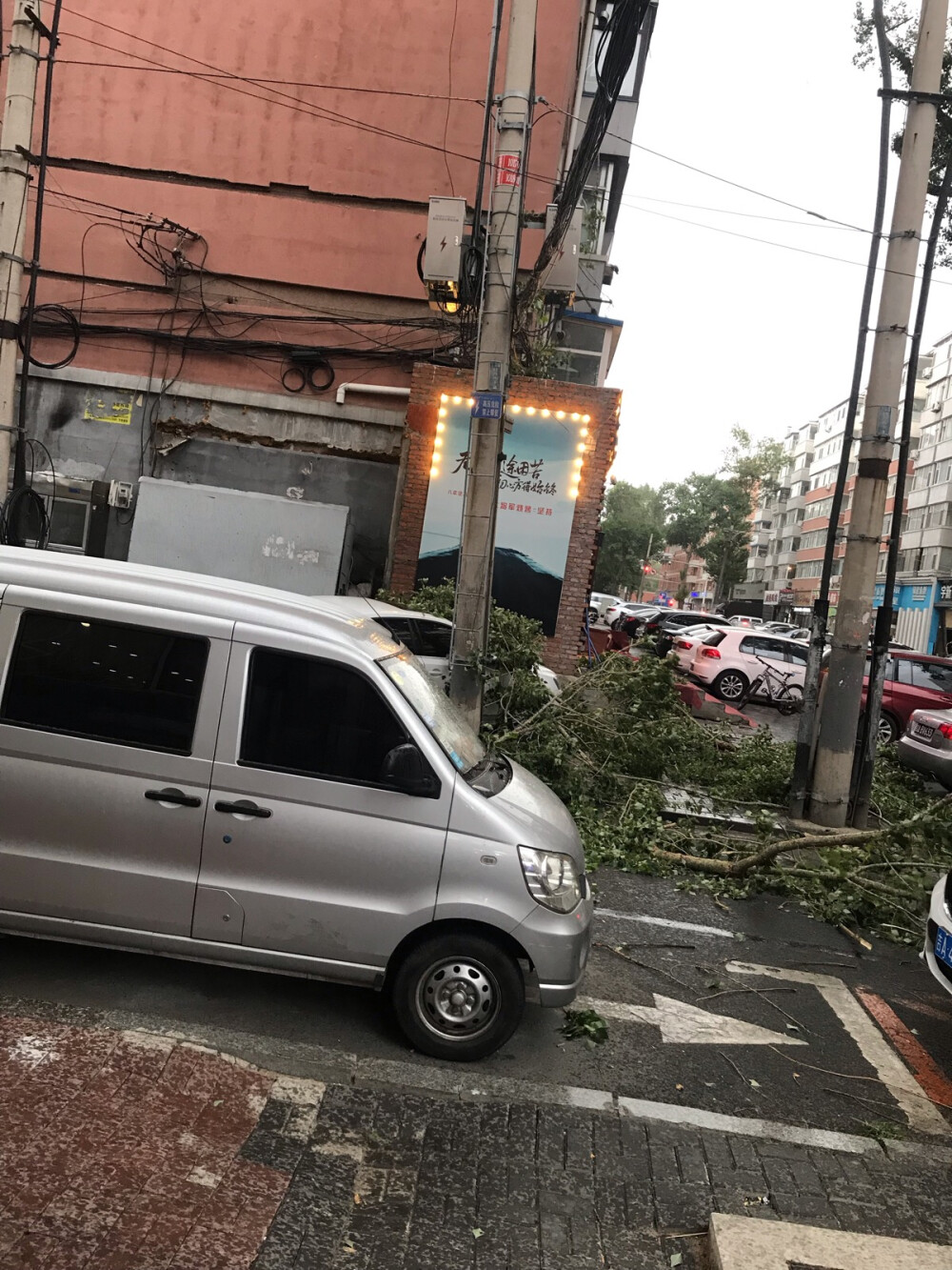 我大长春靠着暴雨突袭上了热搜了