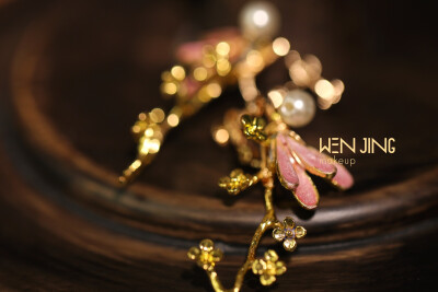 中式新娘头饰制作
“叶”为主体一字形展开
取颜料染出渐变色
水墨画既视感
海棠 朱砂 石青
色卡都是满满古韵
更有中式泼墨丹青的风味
高级手工班浪浪老师出品