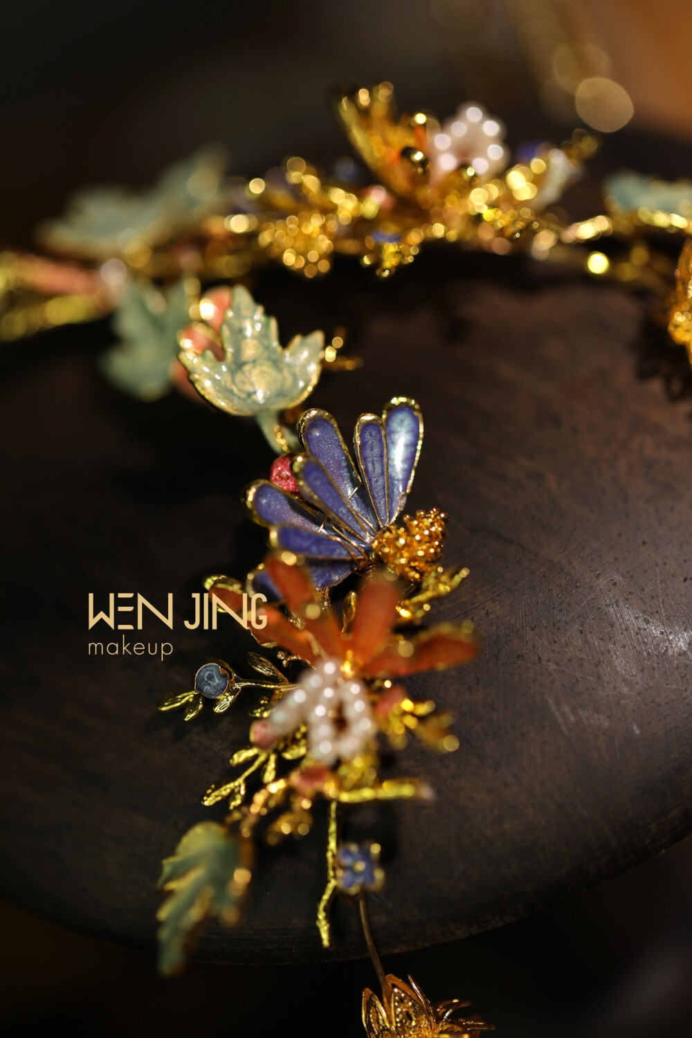 中式新娘头饰制作
“叶”为主体一字形展开
取颜料染出渐变色
水墨画既视感
海棠 朱砂 石青
色卡都是满满古韵
更有中式泼墨丹青的风味
高级手工班浪浪老师出品