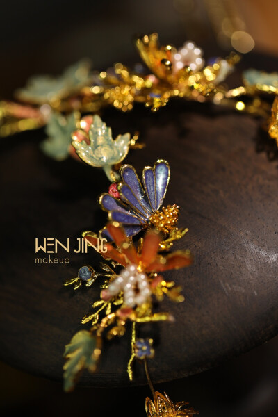 中式新娘头饰制作
“叶”为主体一字形展开
取颜料染出渐变色
水墨画既视感
海棠 朱砂 石青
色卡都是满满古韵
更有中式泼墨丹青的风味
高级手工班浪浪老师出品