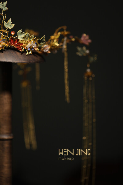 中式新娘头饰制作
“叶”为主体一字形展开
取颜料染出渐变色
水墨画既视感
海棠 朱砂 石青
色卡都是满满古韵
更有中式泼墨丹青的风味
高级手工班浪浪老师出品