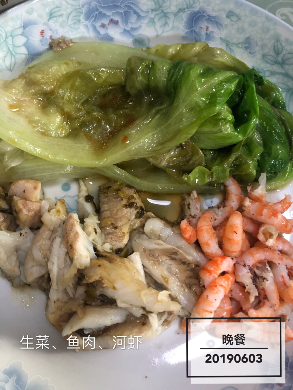 加了个线上营，指导营养餐吃法：
早餐：碳水（全麦面包）+蔬菜+蛋白质（2个蛋白1个蛋黄）
午餐：碳水、蛋白质各一拳，蔬菜吃到八分饱
晚餐：蛋白质一拳，蔬菜吃到八分饱
第一周蛋白质只能吃鱼虾蟹（不包括鱼皮、虾籽、蟹黄）和蛋白，水果只能苹果，低盐低钠
第二周蛋白质范围加一个鸡肉，水果加一个火龙果
喝水：体重每20公斤每天喝1L水