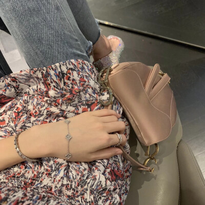 女头诗梦瑶