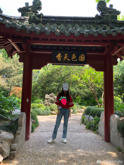 杨颖（Angelababy），1989年2月28日出生于上海市，华语影视女演员、时尚模特。2003年，Angelababy以模特身份在香港出道。2007年，她开始将工作重心转向大银幕。2011年在爱情片《夏日乐悠悠》中首次担任女主角。2012…