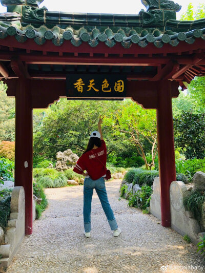 杨颖（Angelababy），1989年2月28日出生于上海市，华语影视女演员、时尚模特。2003年，Angelababy以模特身份在香港出道。2007年，她开始将工作重心转向大银幕。2011年在爱情片《夏日乐悠悠》中首次担任女主角。2012…