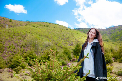 杨颖（Angelababy），1989年2月28日出生于上海市，华语影视女演员、时尚模特。2003年，Angelababy以模特身份在香港出道。2007年，她开始将工作重心转向大银幕。2011年在爱情片《夏日乐悠悠》中首次担任女主角。2012…