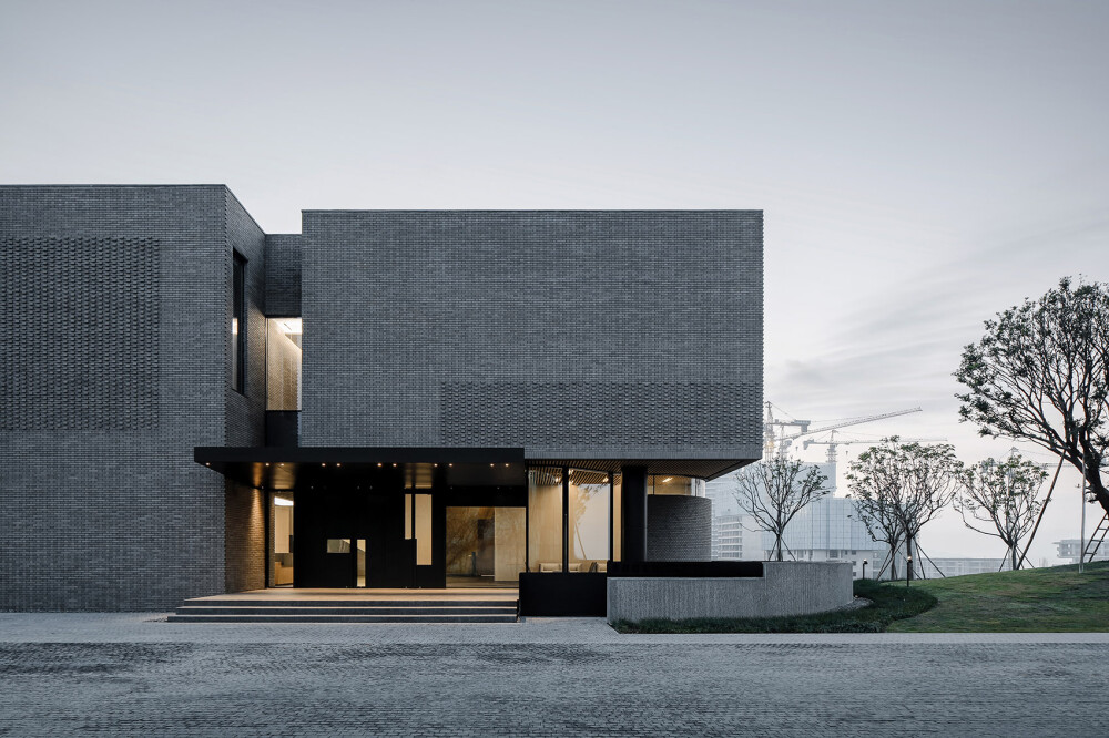 
The Library is situated on a hill next to Trail Bay in Huizhou. To the east, the project faces the CRLand Trail Bay residential neighborhood. To the south, the project enjoys views of the ocean through the campus of China Resources University designed by Foster + Partners. The main functions of the