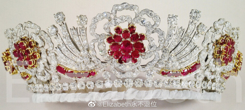 The Burmese Ruby Tiara 这顶精美的红宝石配钻石Tiara是女王委托加纳德珠宝在1973年制作完成的，上面镶嵌着的96颗红宝石是1947年缅甸人民赠送给她的结婚礼物，Tiara上所用到的钻石则是从另一顶印度土邦王公赠送的结婚礼物Tiara上拆下来的。它的主体造型就是五朵红宝石和钻石构成的玫瑰花+钻石花洒，每个花朵的中心都镶嵌有一组的红宝石，四周被耀眼的钻石花环所包围着。我个人认为这顶Tiara的造型第一眼看上去并不是特别好看，总是感觉奇奇怪怪的，但是盯时间久了发现是属于越来越好的耐看型啊~女王佩戴出镜的次数在它刚制成的二十多年时间里还算是蛮高的，隔段时间就能看见，后来慢慢减少频率甚至还压了十几年的箱底，千禧年之后才又翻出来戴的，但还是掰着手指头就能数的过来的次数~直到本周一国宴再出镜时，差不多已经时隔十年了