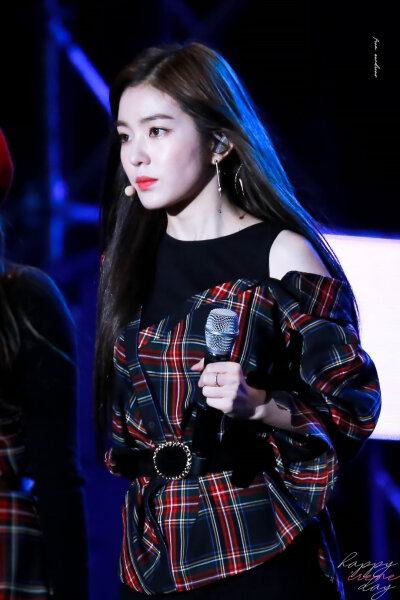 裴柱现Irene。
二改看简介。
cr.Wondrous329. 