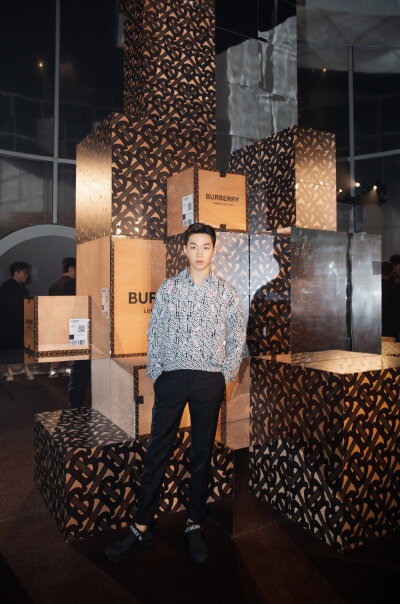 出席Burberry专属标识系列上市After party.