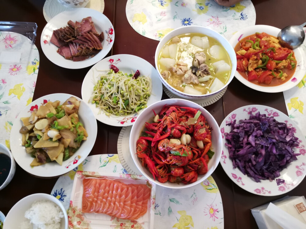 小龙虾 三文鱼 紫包菜 鸡汤 黄豆芽 番茄炒蛋 竹笋炒腊肉 卤牛肉