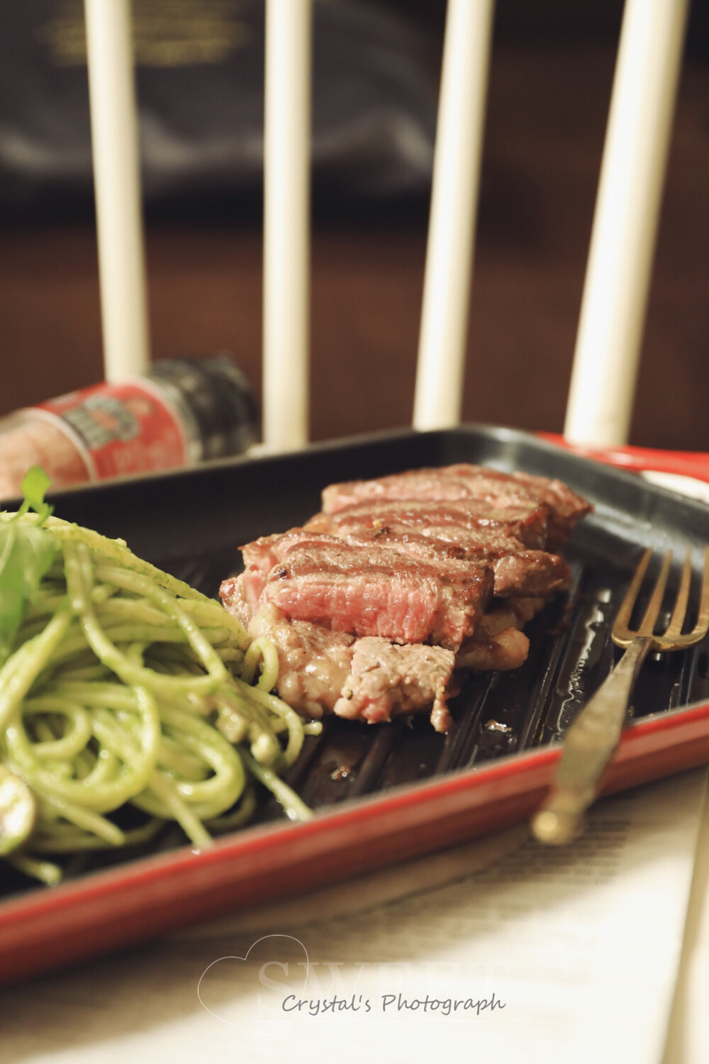 今日午餐 儿子钦点
再要求煎一块红标翼板肉
今天我连尝的机会都没有
小子直接一盘端[尴尬]
用芝麻菜 腰果 蒜瓣 橄榄油
打了清香的青酱
拌入意面中，清爽不腻口