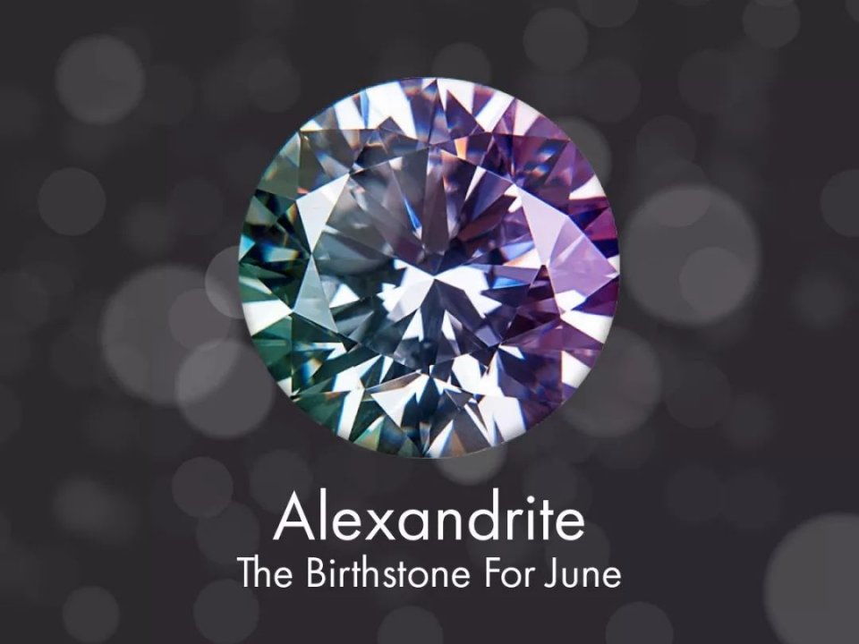 什么叫“亚历山大石”呢？
英文名Alexandrite，俄文名Александрит
相传1830年，俄罗斯矿工把首次发掘到的会变色的奇特宝石，进献给俄国皇子亚历山大二世，随后工匠把这枚稀有的宝石镶嵌在皇子皇冠上，因此，得名“亚历山大石Alexandrite”，又名“亚历山大变石”，简称“变石”，旧称“紫翠玉”。