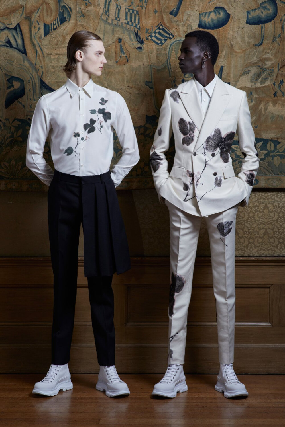 Alexander McQueen Menswear Spring 2020 ​​​#
东瀛风情的水墨印花，重工钉珠的华丽坠饰