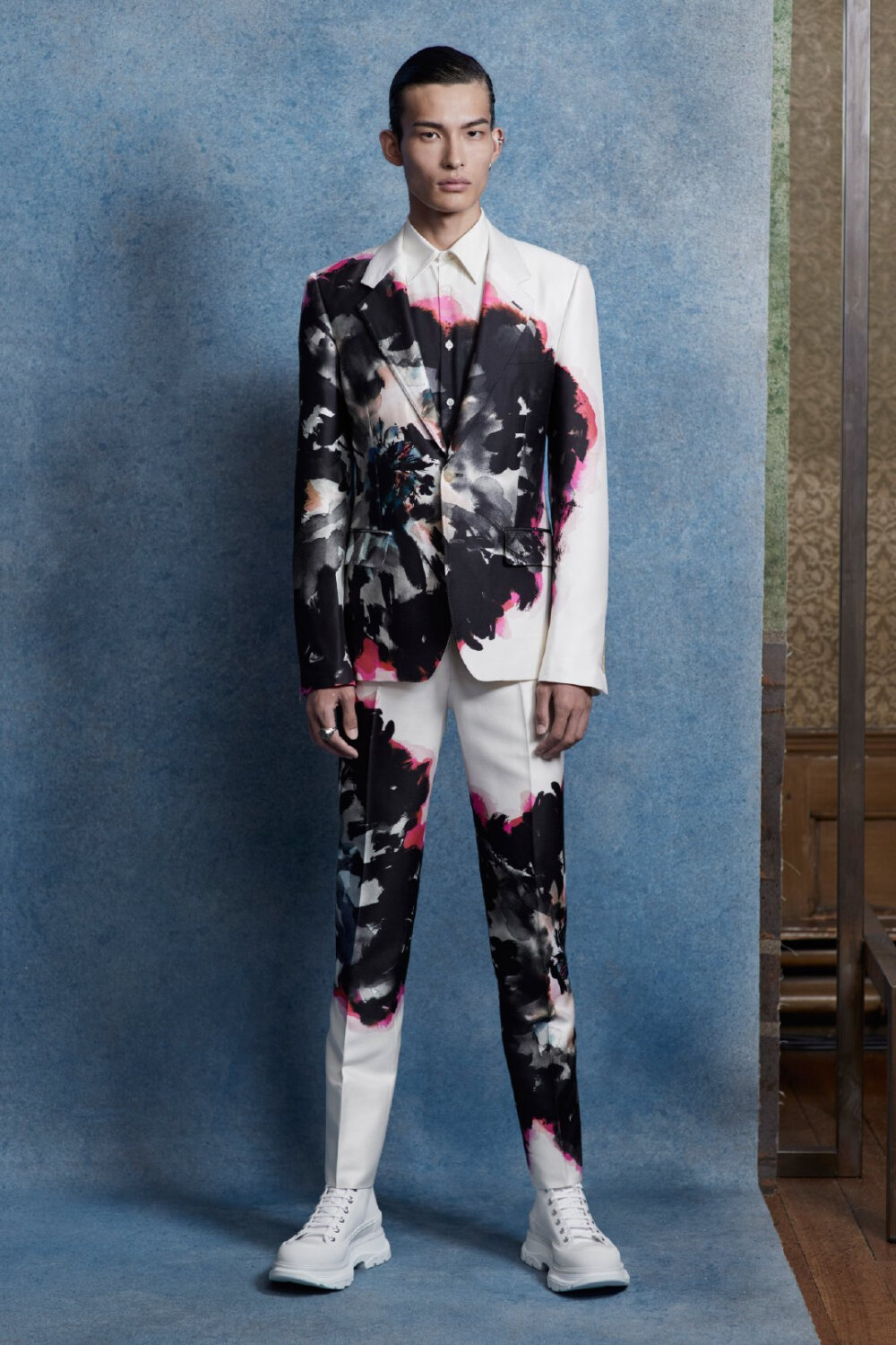 Alexander McQueen Menswear Spring 2020 ​​​#
东瀛风情的水墨印花，重工钉珠的华丽坠饰