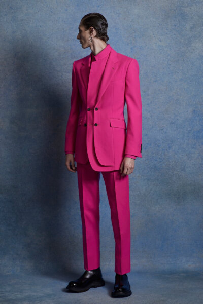 Alexander McQueen Menswear Spring 2020 ​​​#
东瀛风情的水墨印花，重工钉珠的华丽坠饰