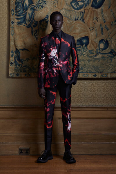 Alexander McQueen Menswear Spring 2020 ​​​#
东瀛风情的水墨印花，重工钉珠的华丽坠饰