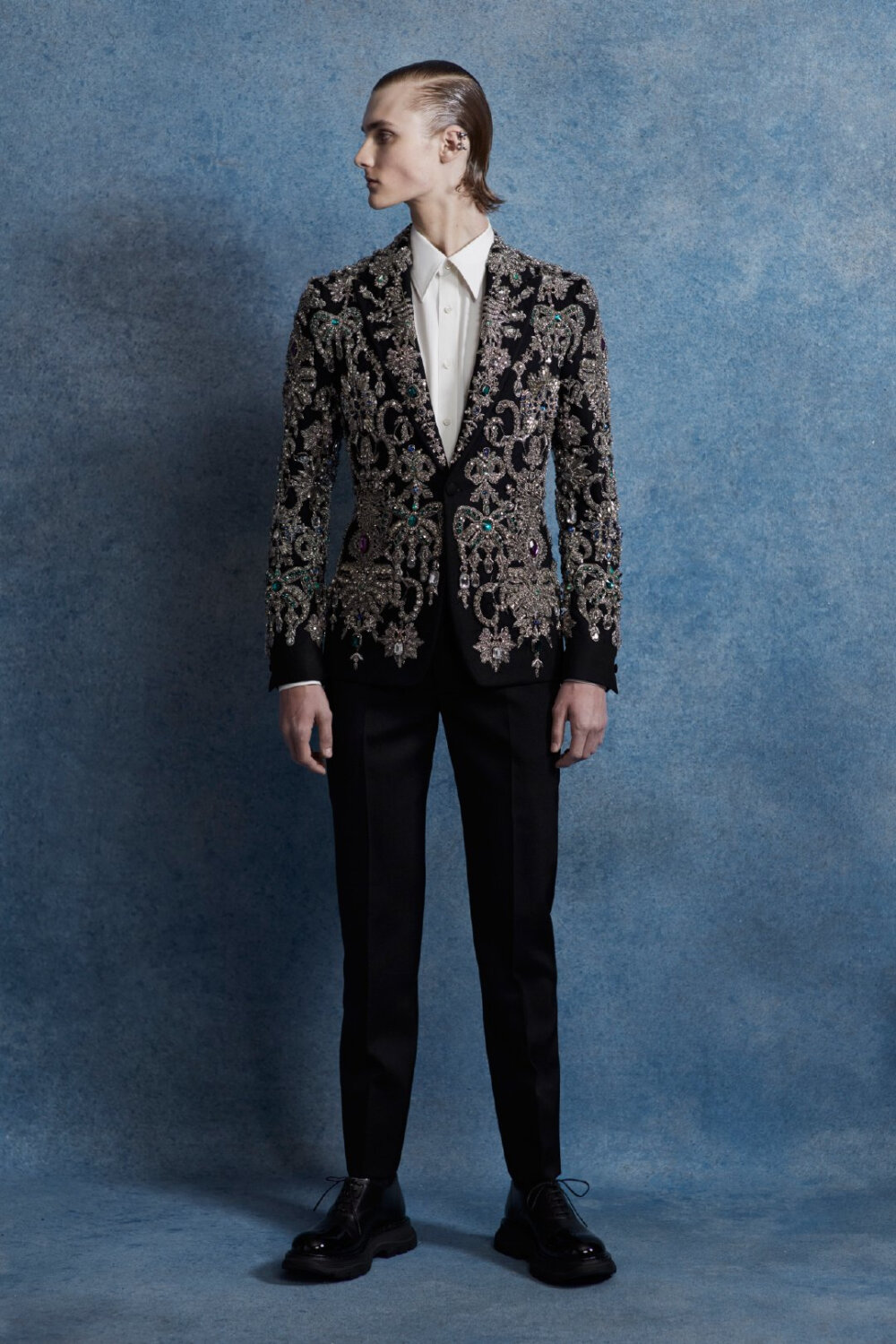 Alexander McQueen Menswear Spring 2020 ​​​#
东瀛风情的水墨印花，重工钉珠的华丽坠饰