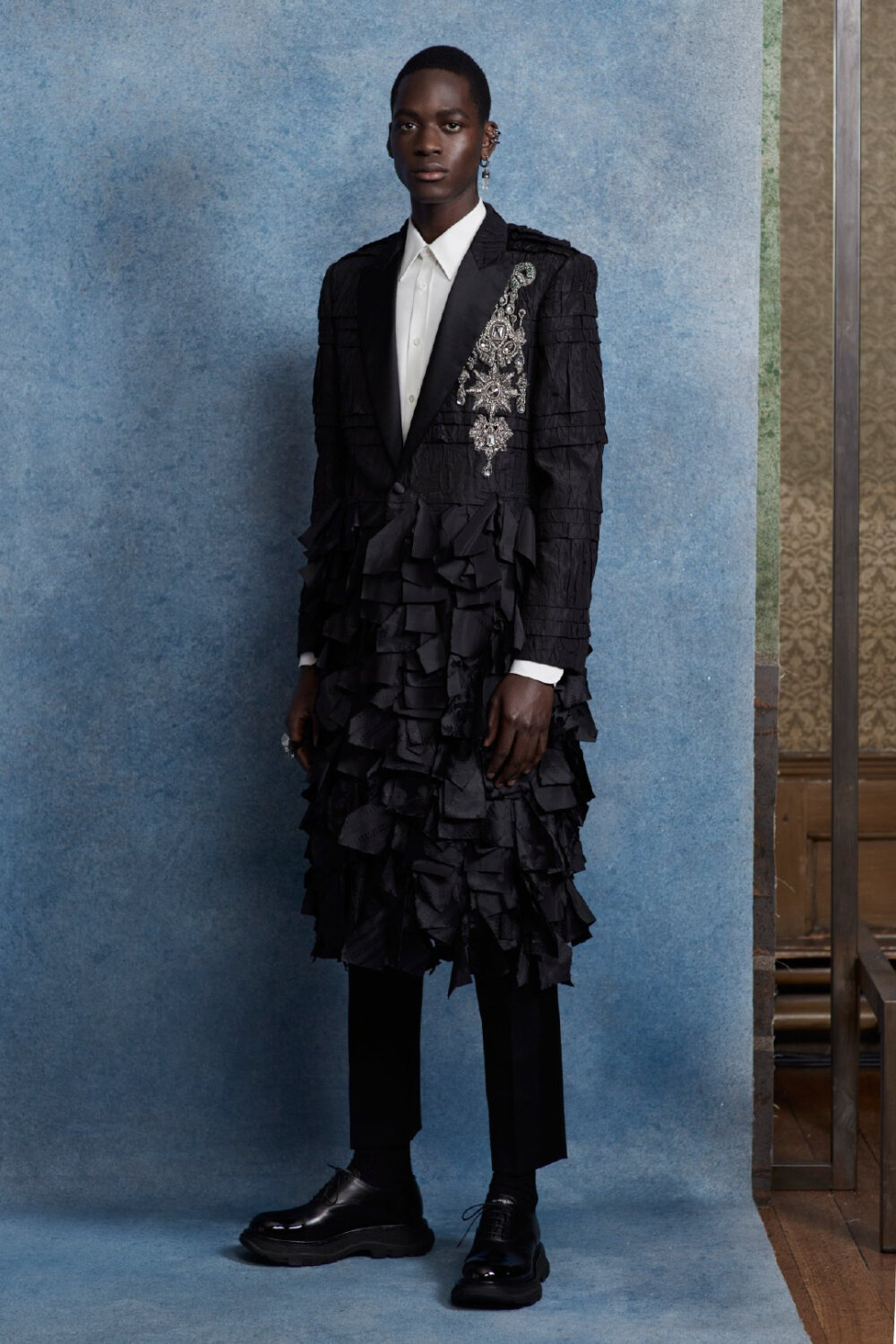 Alexander McQueen Menswear Spring 2020 ​​​#
东瀛风情的水墨印花，重工钉珠的华丽坠饰